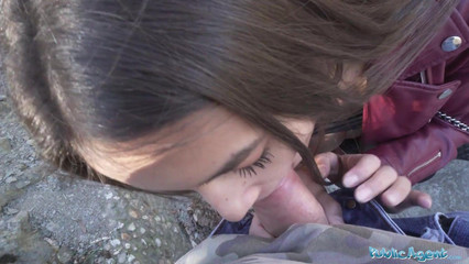 Красотка взяла в рот у пикапера, как только он показал деньги