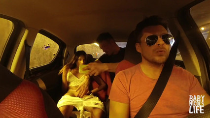 Красотку трахают на заднем сиденье