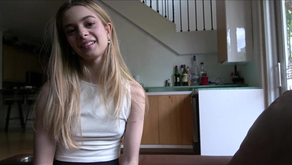 18-ти летняя падчерица пришла к отчиму, чтобы пососать его писюн