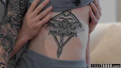 Татуерованую брюнетку насаживают на хуй