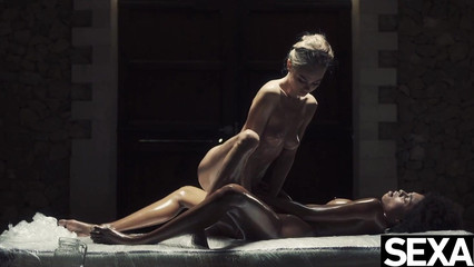 Красивый лесбийский секс во время масляного массажа