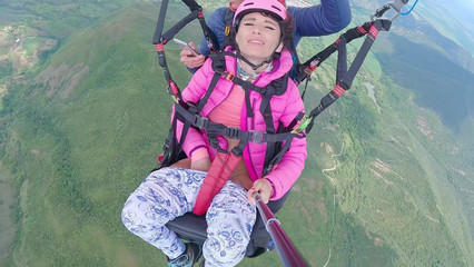 Телка дрочит и сквиртует во время полета на параплане на высоте 3000 м над уровнем моря