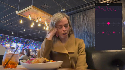 Блондинка кончила в ресторане от дистанционного вибратора в киске